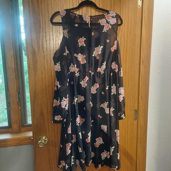 Torrid 1x plus BLACK FLORAL COLD SHOULDER CHIFFON DRESS - Picture 8 of 10
